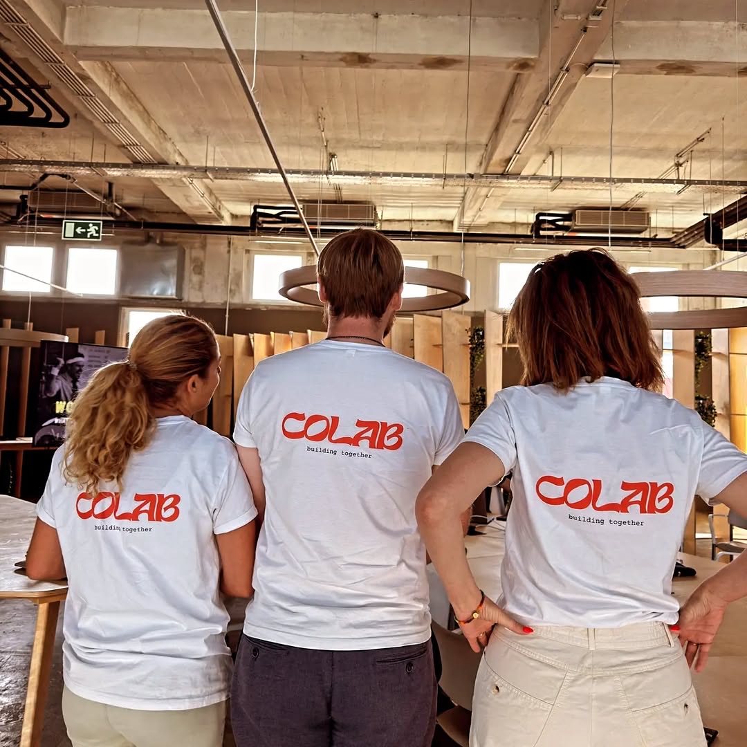 O time da CoLab com camisetas iguais no estúdio