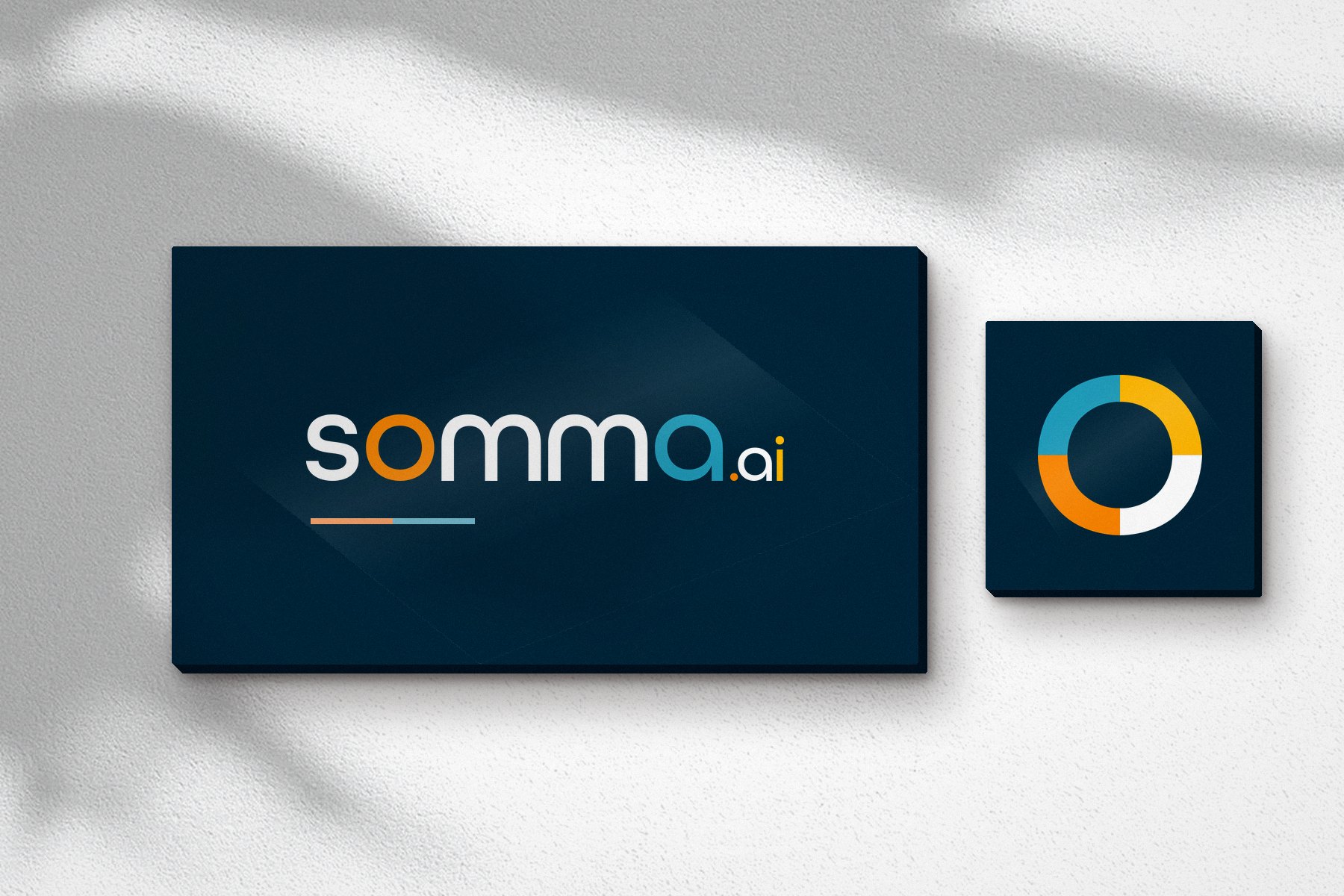 O logotipo da Somma AI em painéis azul-marinho